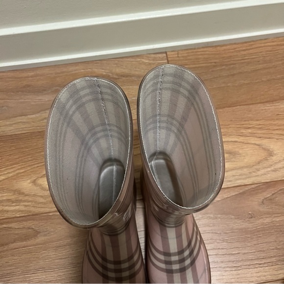 Burberry Nova Check Pink and Tan Plaid Rubber
Rain Boots Size EU 40 (US 10) - Picture 7 of 10